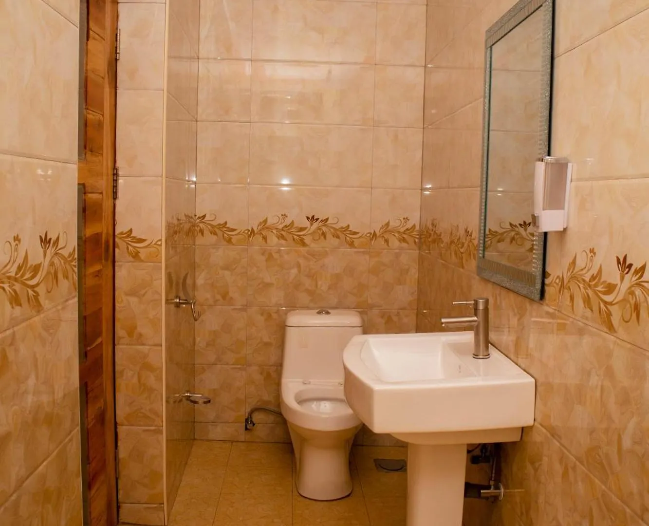 Amicus Hotel Kampala Bweyogerere 0*,
